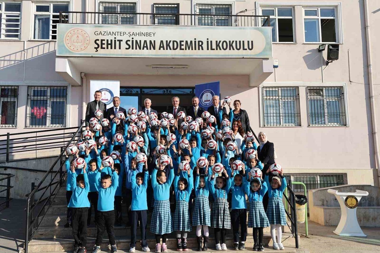 ŞAHİNBEY BELEDİYE BAŞKANI MEHMET TAHMAZOĞLU, TEMİZLİK SİZDEN TOP BİZDEN PROJESİ KAPSAMINDA...