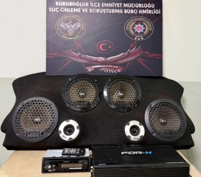 ŞAHISLARA AİT ARAÇTA ÇALINAN DÖRT HOPARLÖR VE İKİ TİZ ELE GEÇİRİLİRKEN, TEYP VE AMFİ İSE BUCA...