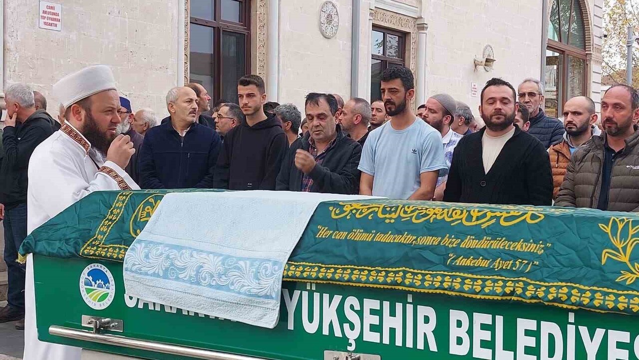 SAKARYA'NIN AKYAZI İLÇESİ D-140 KARA YOLUNDA MEYDANA GELEN KAZADA AĞIR YARALANAN VE KALDIRILDIĞI...