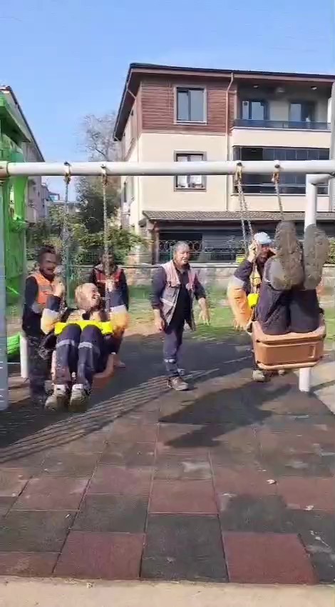 SAKARYA'NIN KARASU İLÇESİNDE TEMİZLİK İŞÇİLERİNİN ÇOCUK PARKINDA SALINCAĞA BİNERKEN GEÇİRDİKLERİ...