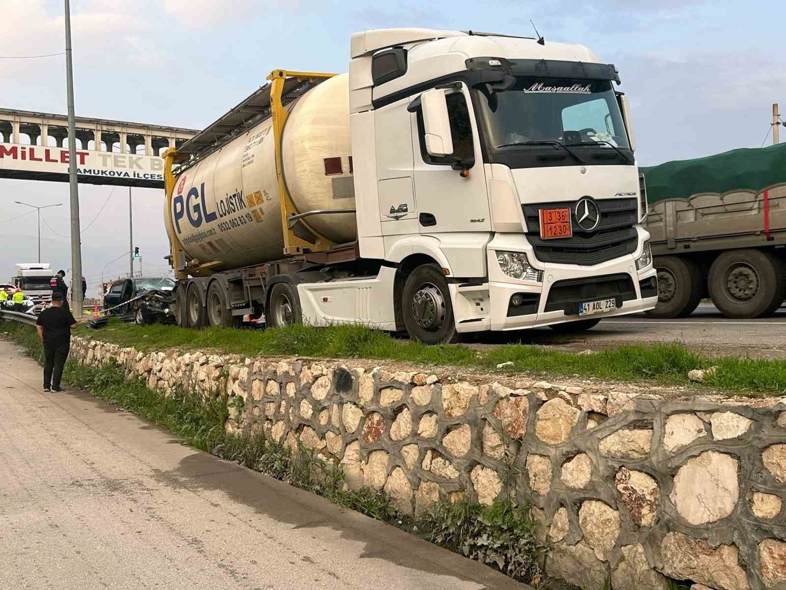 SAKARYA'NIN PAMUKOVA İLÇESİ D-650 KARA YOLUNDA PARK HALİNDEKİ TIRA ÇARPAN OTOMOBİL HURDAYA DÖNDÜ....