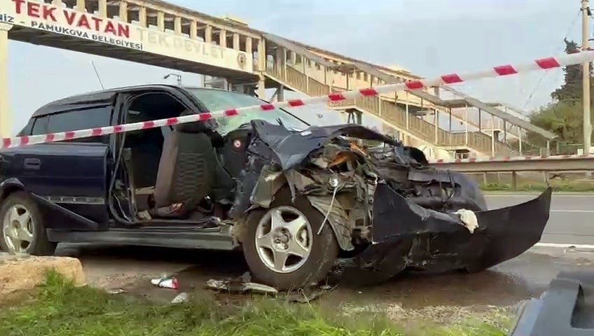 SAKARYA'NIN PAMUKOVA İLÇESİ D-650 KARA YOLUNDA PARK HALİNDEKİ TIRA ÇARPARAK HURDAYA DÖNEN...