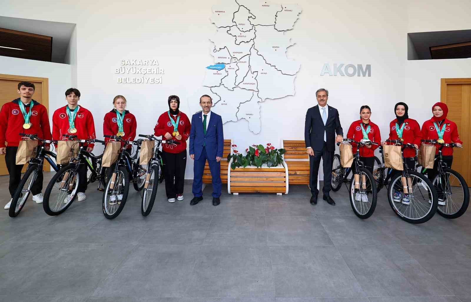 SAKARYA BÜYÜKŞEHİR BELEDİYE BAŞKANI YUSUF ALEMDAR, DÜNYA ŞAMPİYONU OLAN WUSHU KUNG FU MİLLİ TAKIMI...