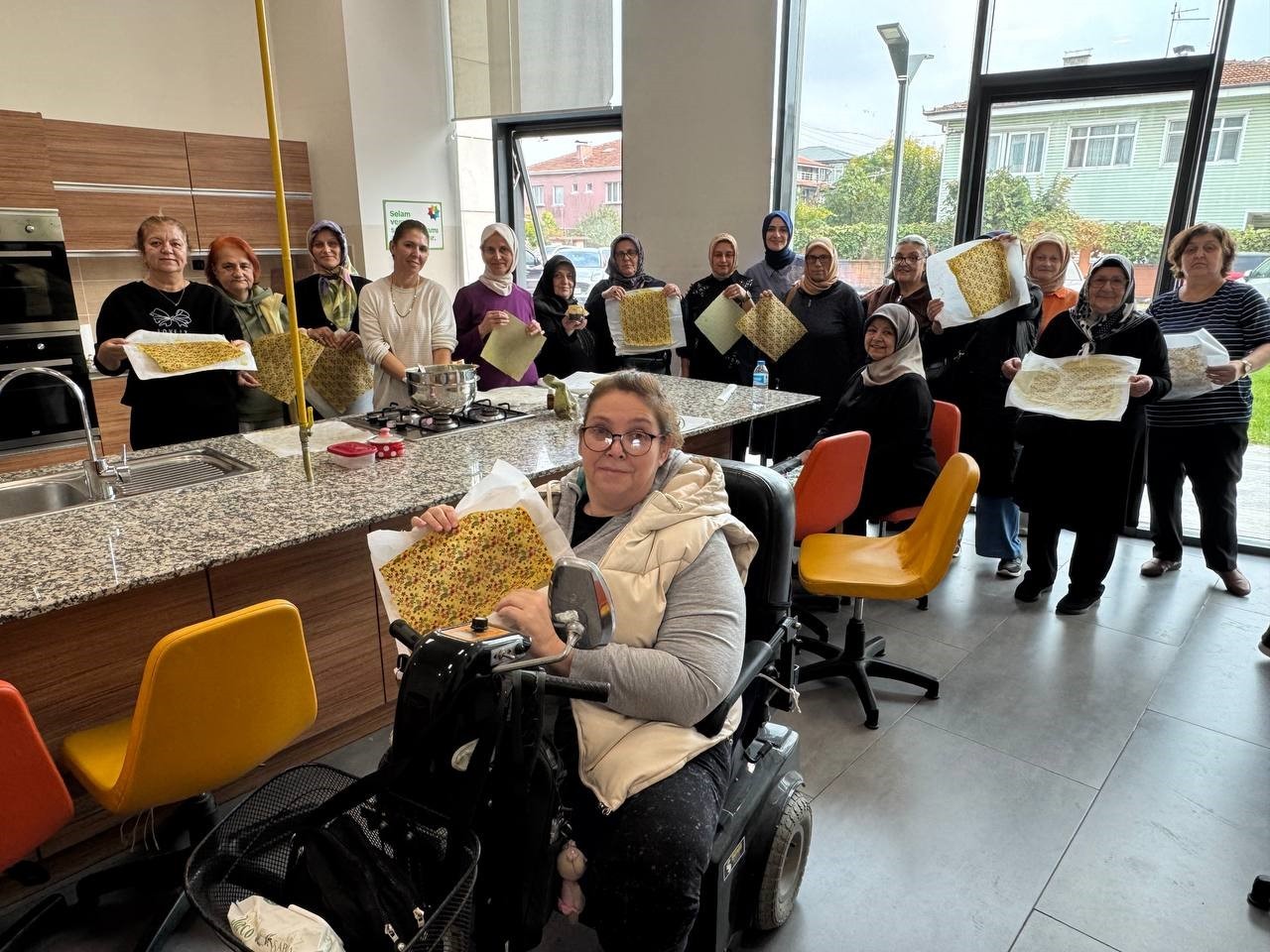 SAKARYA BÜYÜKŞEHİR BELEDİYESİ, ENGELLİ BİREYLERİN AİLELERİNE YÖNELİK GERÇEKLEŞTİRİLEN ATÖLYEDE...