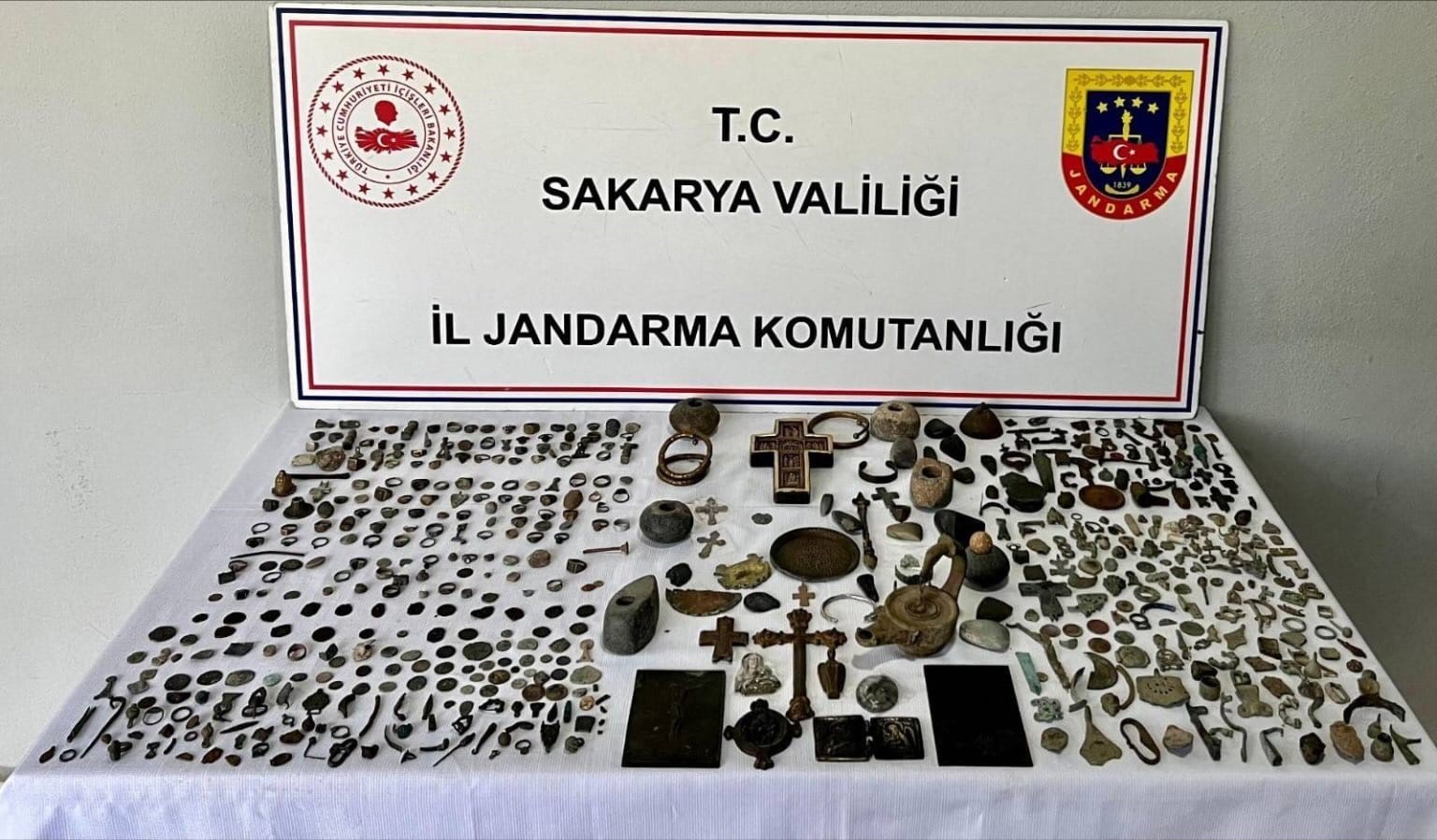 SAKARYA’DA JANDARMA EKİPLERİNCE GERÇEKLEŞTİRİLEN KAÇAKÇILIK OPERASYONUNDA 589 ADET ROMA BİZANS...
