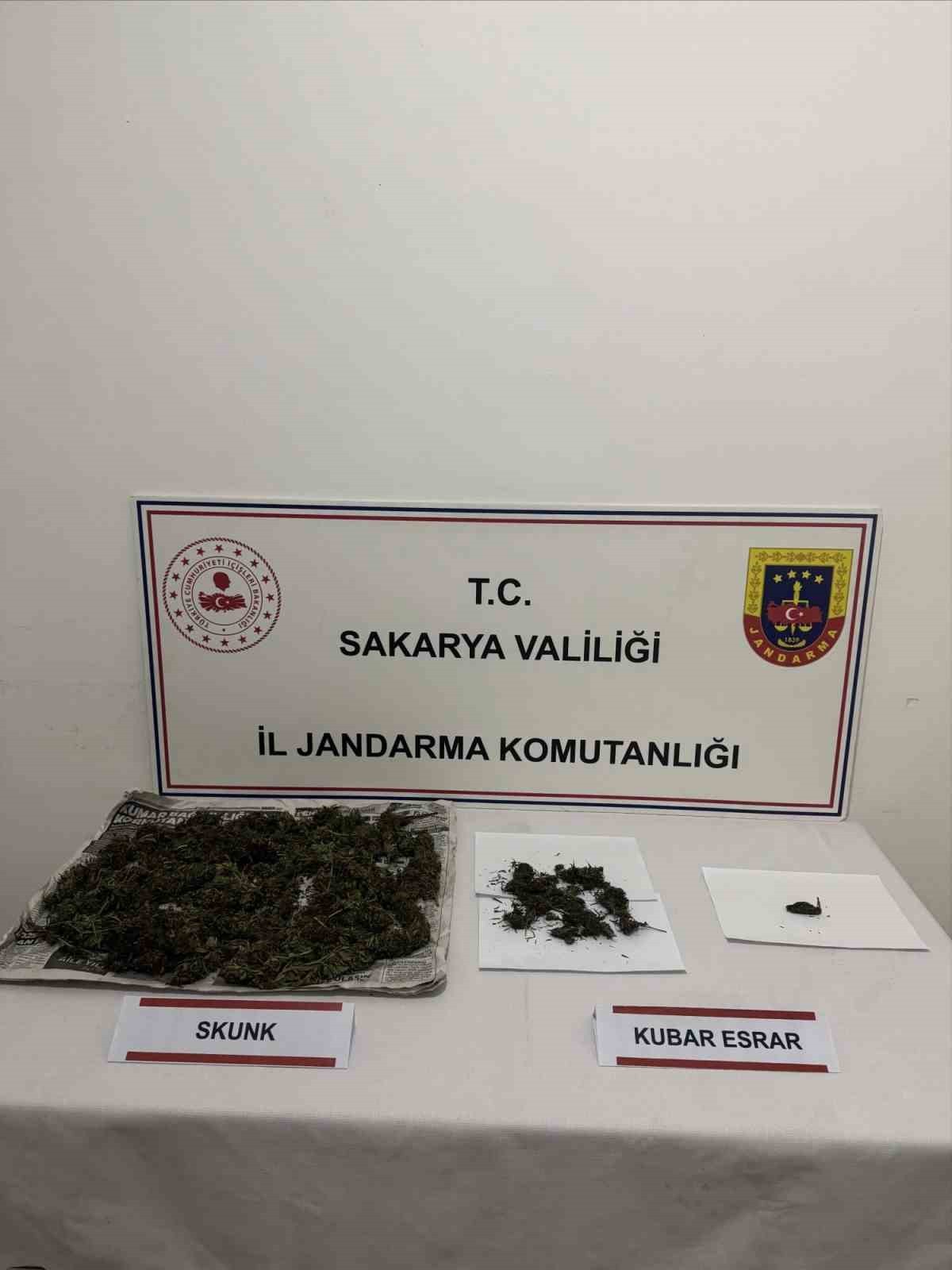 SAKARYA’DA JANDARMA EKİPLERİNCE GERÇEKLEŞTİRİLEN UYUŞTURUCU OPERASYONUNDA GÖZALTINA ALINAN 1 ŞAHIS...