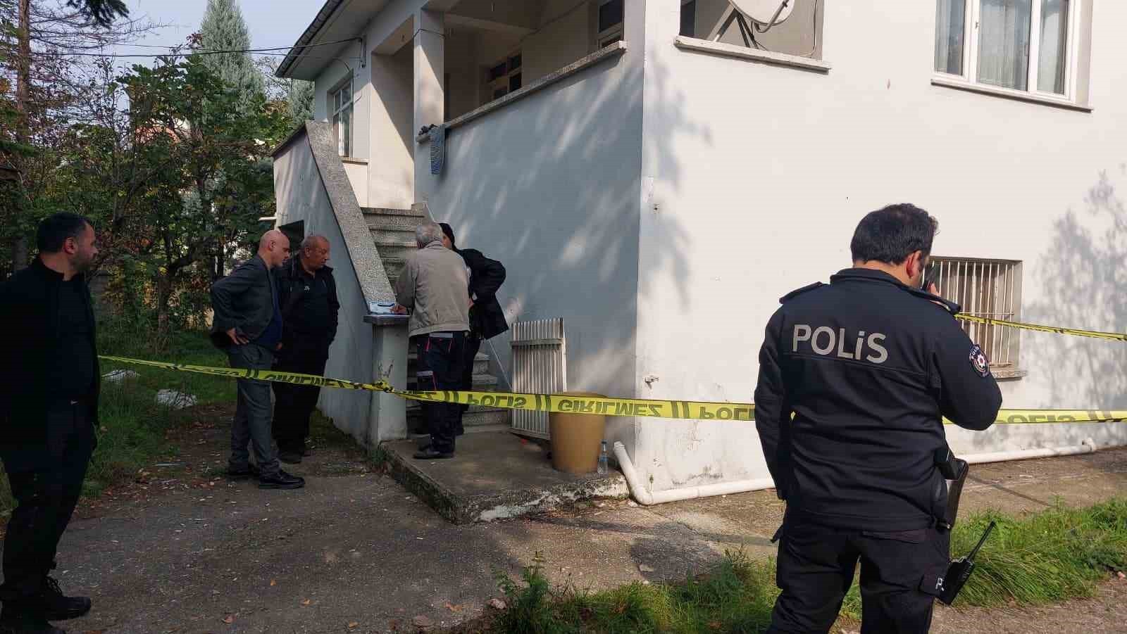 SAKARYA’NIN AKYAZI İLÇESİNDE 63 YAŞINDAKİ AHMET ONAT, EVİNDE ENİŞTESİ TARAFINDAN ÖLÜ...