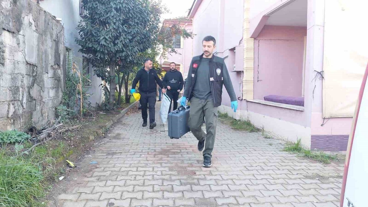 SAKARYA’NIN AKYAZI İLÇESİNDE POLİS EKİPLERİNCE BİR EVE DÜZENLENEN OPERASYONDA ÇEŞİTLİ UYUŞTURUCU...