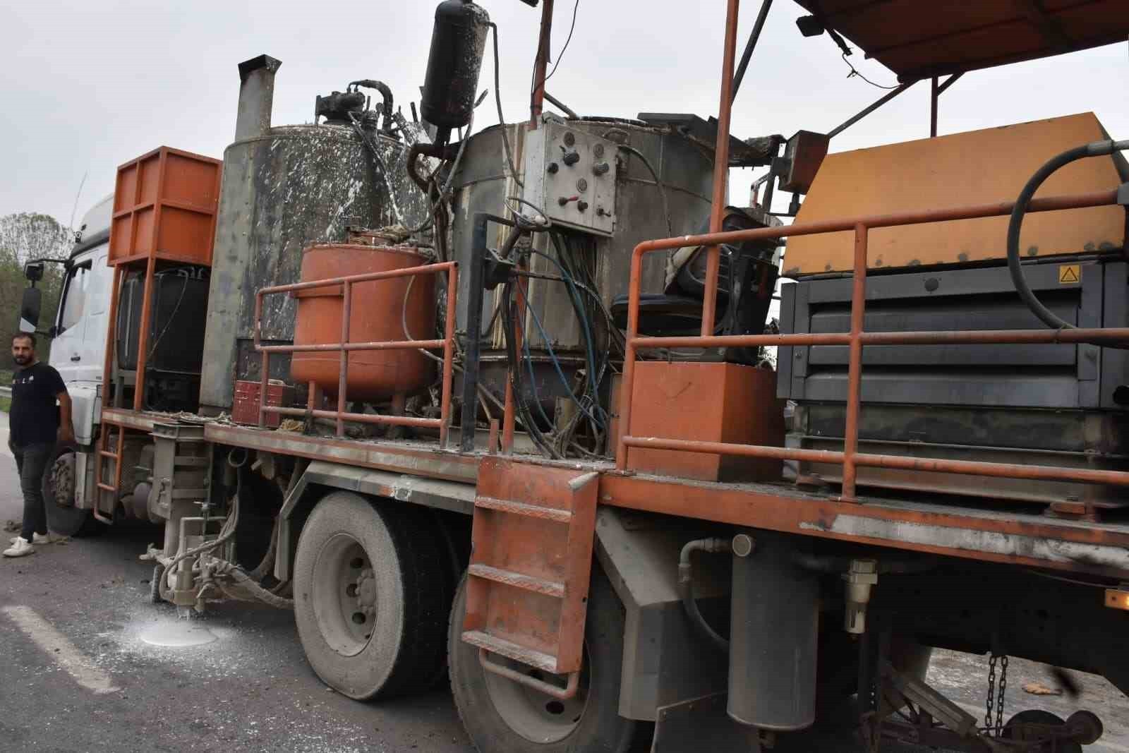 SAKARYA’NIN HENDEK İLÇESİ D-100 KARA YOLUNDA KAMYONUN DORSESİNDE BULUNAN ŞERİT ÇİZME MAKİNASI...