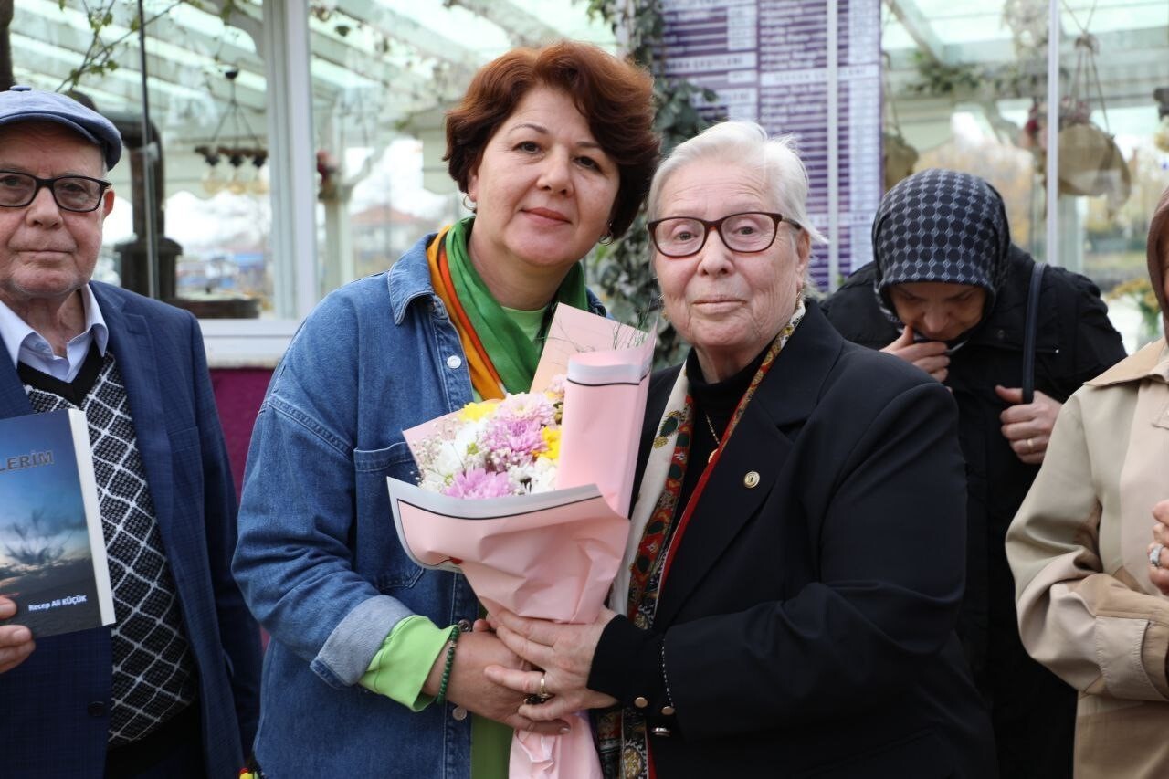 SAKARYA’NIN KARASU İLÇESİNDE, 1970’Lİ YILLARDA DERS VERDİĞİ ÖĞRENCİLERİYLE 50 YIL SONRA İLK KEZ...