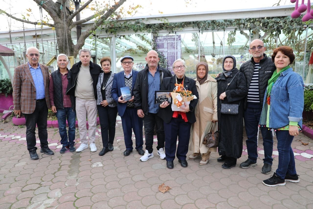 SAKARYA’NIN KARASU İLÇESİNDE, 1970’Lİ YILLARDA DERS VERDİĞİ ÖĞRENCİLERİYLE 50 YIL SONRA İLK KEZ...