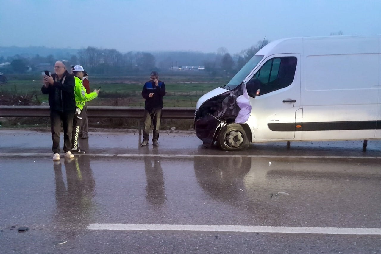 SAKARYA’NIN KARASU İLÇESİNDE OTOMOBİL İLE MİNİBÜSÜN ÇARPIŞMASI NETİCESİNE 4 KİŞİ...