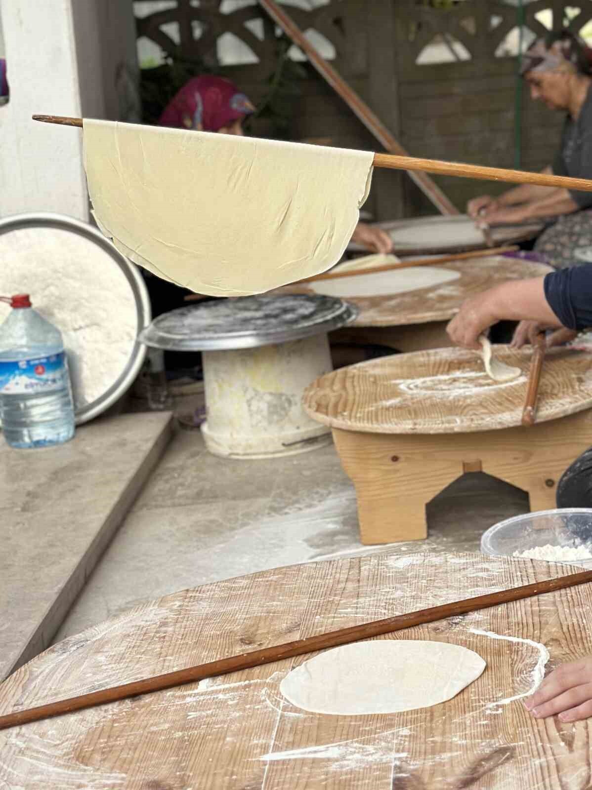 SAKARYA’NIN KAYNARCA İLÇESİNDE EV HANIMLARI, RAMAZAN AYINA HAZIRLIK ÇERÇEVESİNDE GELENEKSEL...
