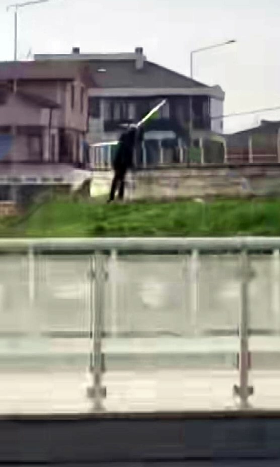 SAKARYA’NIN SERDİVAN İLÇESİNDE BİR KİŞİ, PARKTA BULUNAN YAPININ KORKULUKLARINI GÜNDÜZ VAKTİ...