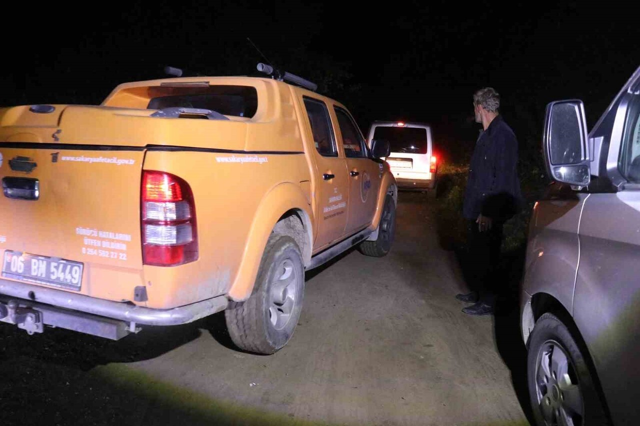 SAKARYA’NIN SERDİVAN İLÇESİNDE ORMANLIK ALANDA ARACININ YANINDA TÜFEK VE KAN İZLERİ BULUNAN 30...