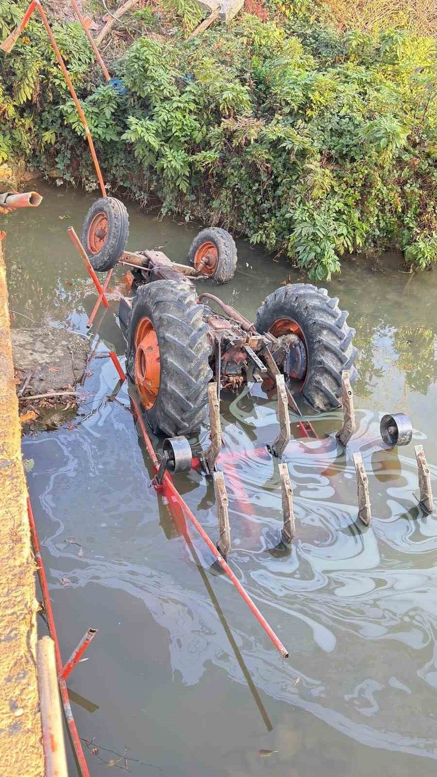 SAMSUN'DA BİR TRAKTÖR KÖPRÜDEN SULAMA KANALINA DÜŞTÜ.