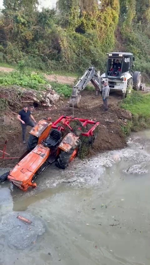 SAMSUN'DA BİR TRAKTÖR KÖPRÜDEN SULAMA KANALINA DÜŞTÜ.