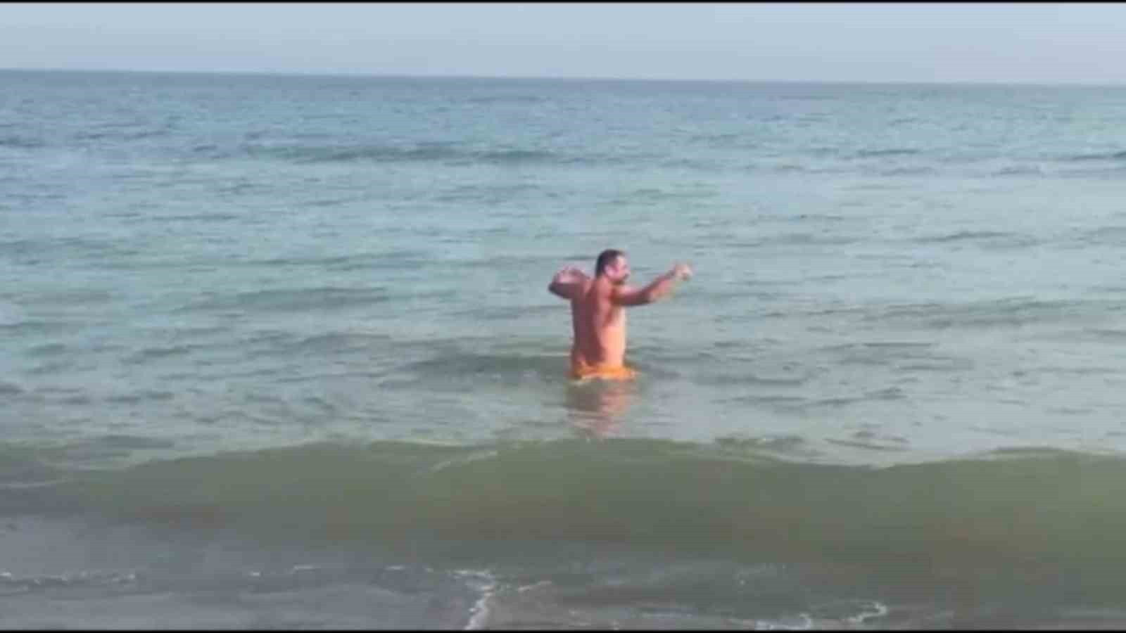 SAMSUN'DA BİR VATANDAŞ KASIM AYINDA DENİZE GİREREK SICAK HAVAYI FIRSATA ÇEVİRDİ