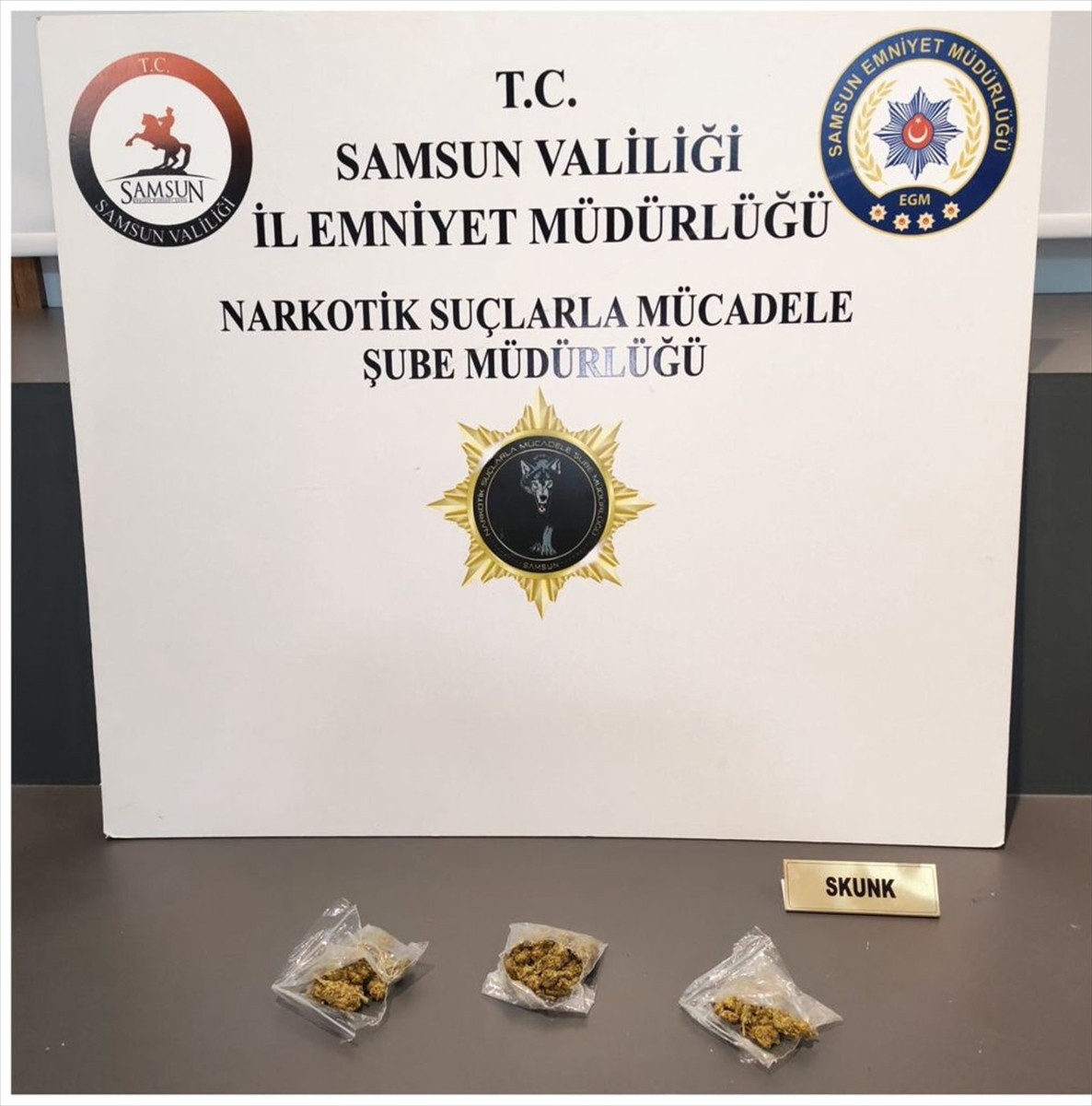 Samsun'da düzenlenen narkotik operasyonunda 9 şüpheli gözaltına alındı, uyuşturucu ve silah ele...