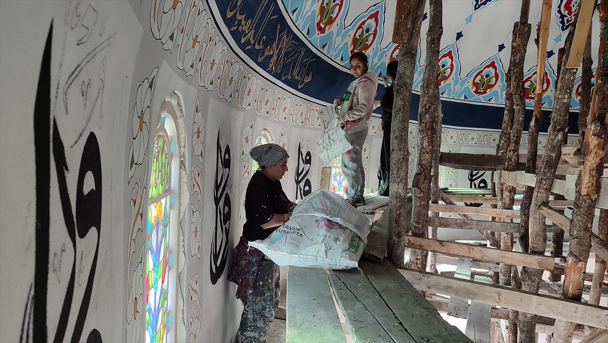 Samsun'da yaşayan kadın nakkaşlar Aynur Şeker, Nazlı Cezan ve Işık Kahrıman, metrelerce yüksekteki...