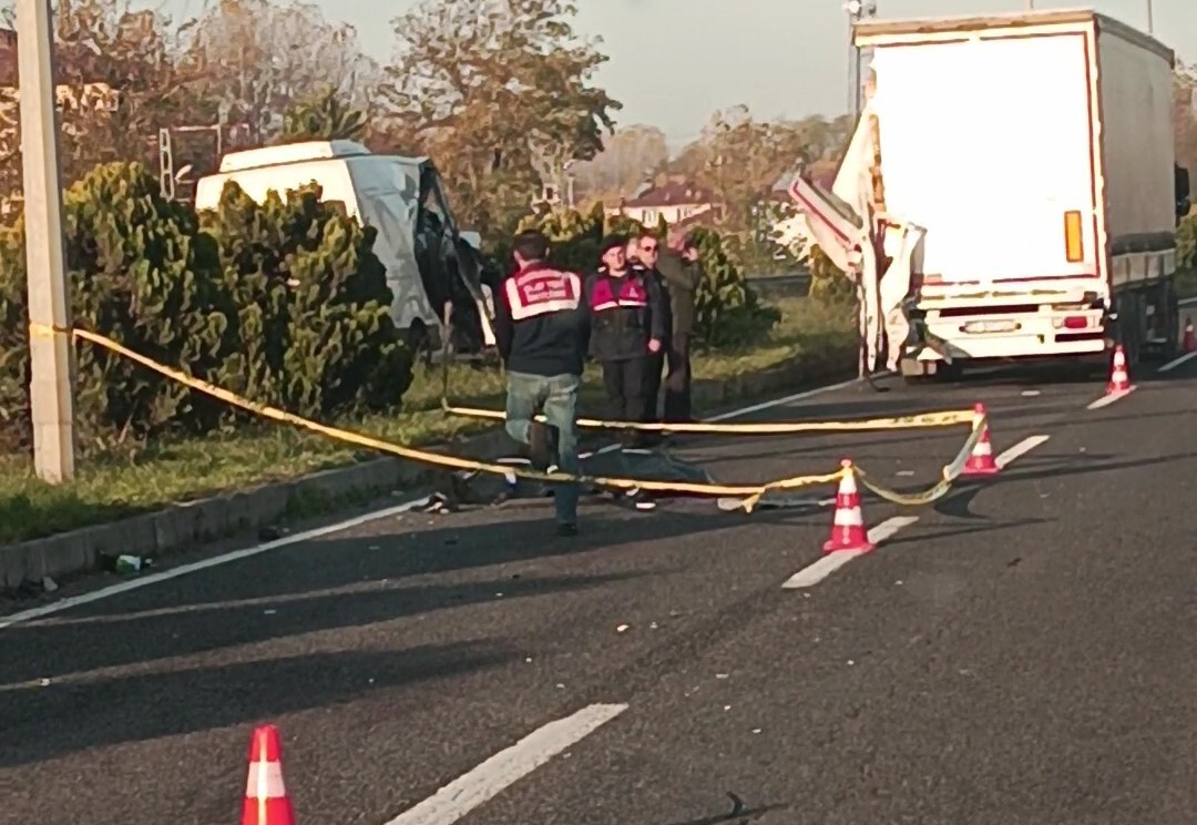 SAMSUN'UN TERME İLÇESİNDE MEYDANA GELEN TRAFİK KAZASINDA, MİNİBÜSÜN ÖNÜNDE SEYREDEN TIR'IN...