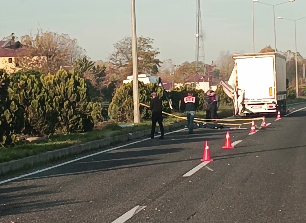 SAMSUN'UN TERME İLÇESİNDE MEYDANA GELEN TRAFİK KAZASINDA, MİNİBÜSÜN ÖNÜNDE SEYREDEN TIR'IN...
