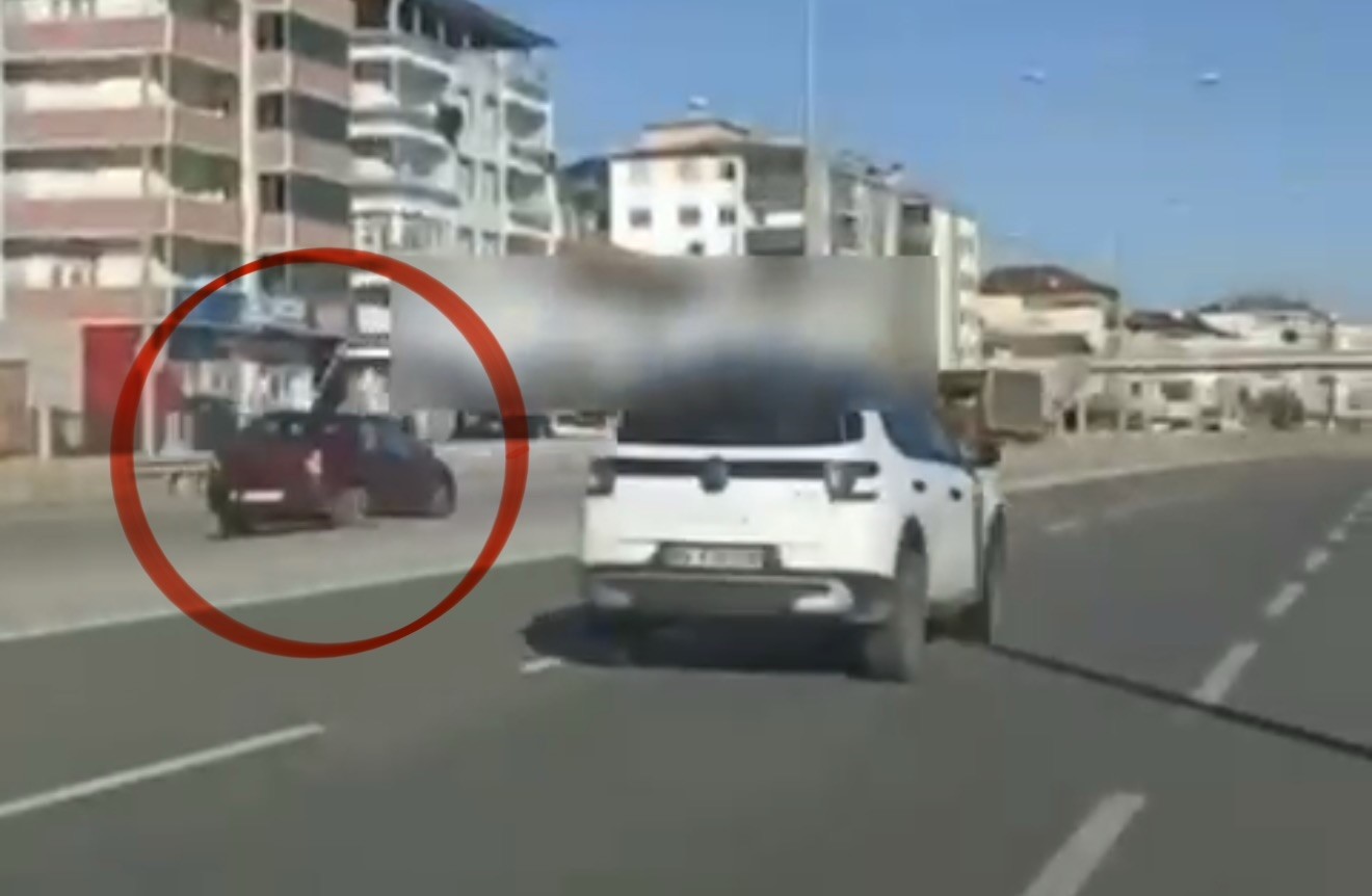 SAMSUN’DA BİR OTOMOBİLİN TERS İSTİKAMETE GİDİŞİNİN SOSYAL MEDYA HESABINDA GÖRÜNTÜSÜNÜN...