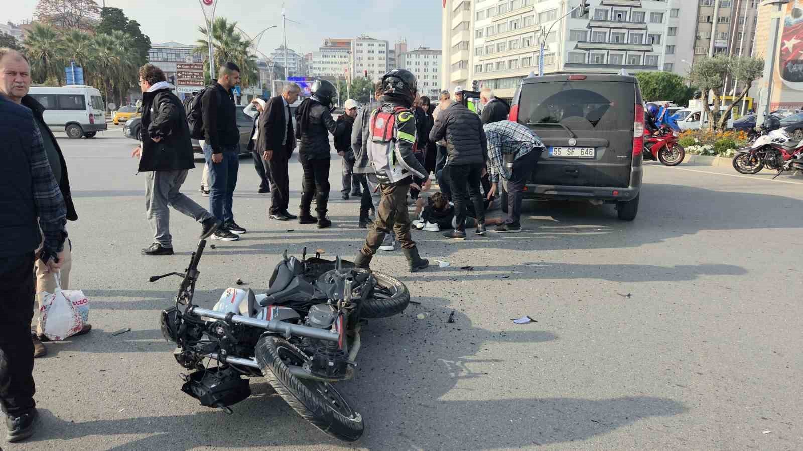 SAMSUN’DA HATALI DÖNÜŞ YAPAN HAFİF TİCARİ ARAÇ İLE MOTOSİKLET SÜRÜCÜSÜNÜN KARIŞTIĞI TRAFİK...