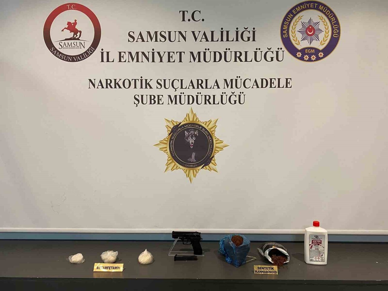 SAMSUN’DA NARKOTİK POLİSİNİN BİR İKAMETİN ÇATI KATINA DÜZENLEDİĞİ OPERASYONDA YÜKLÜ MİKTARDA...