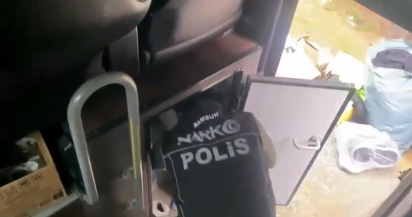 SAMSUN’DA OTOBÜS TUVALETİNDE NARKOTİK DEDEKTÖR KÖPEĞİ İLE YAPILAN ARAMADA 2 KİLO METAMFETAMİN ELE...