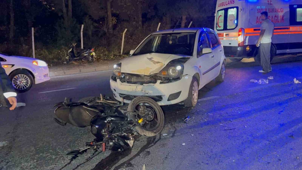 SAMSUN’DA OTOMOBİLLE ÇARPIŞAN 23 YAŞINDAKİ MOTOSİKLET SÜRÜCÜSÜ AĞIR YARALANDI.