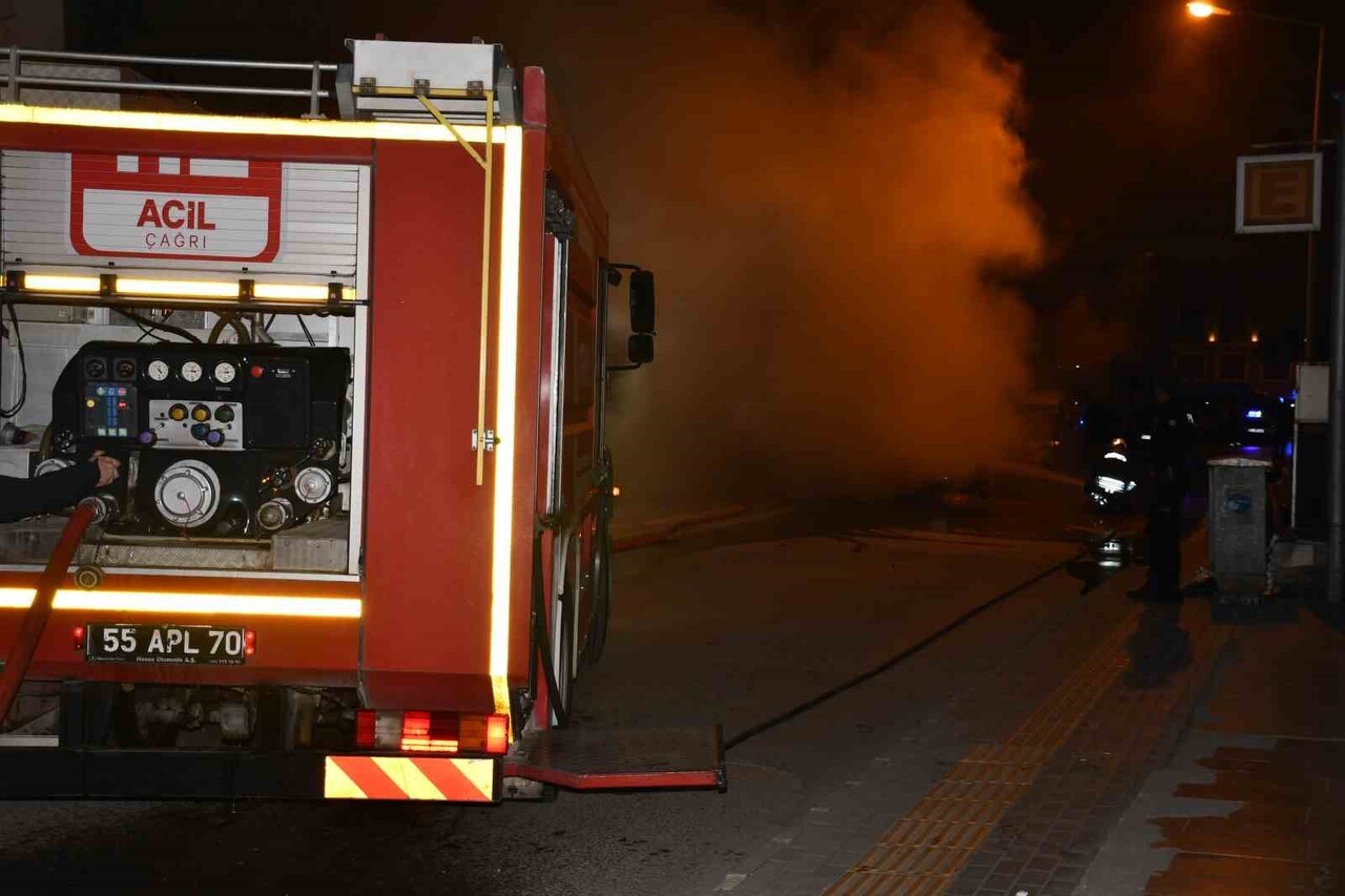 SAMSUN’DA PARK HALİNDEKİ OTOMOBİL YANARAK KULLANILAMAZ HALE GELDİ