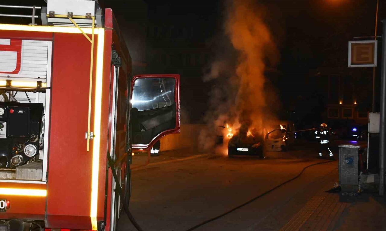 SAMSUN’DA PARK HALİNDEKİ OTOMOBİL YANARAK KULLANILAMAZ HALE GELDİ