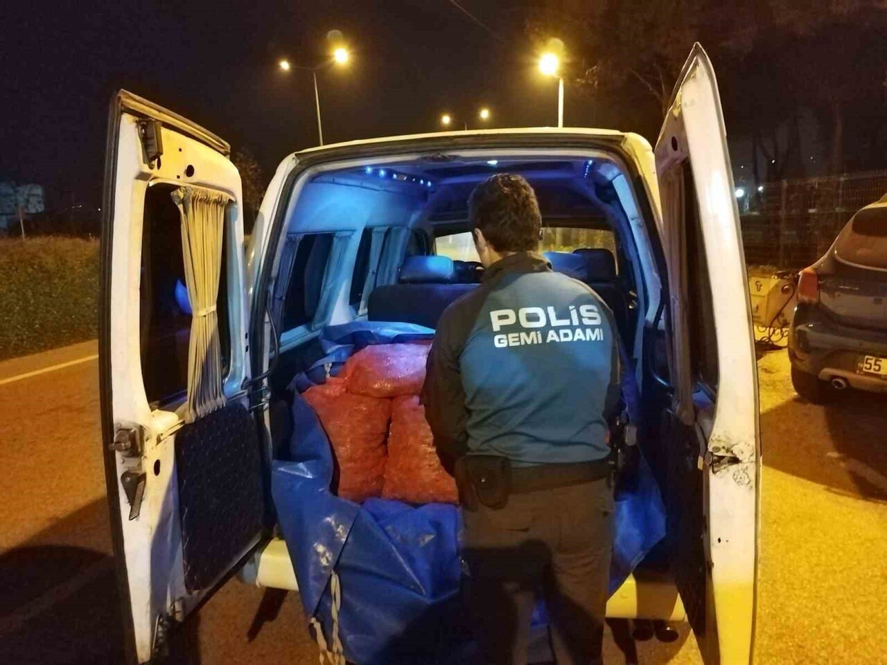 SAMSUN’DA POLİS TARAFINDAN BİR KAMYONETTE YAPILAN KONTROLLERDE 200 KİLO KAÇAK KARA KILLI MİDYE ELE...