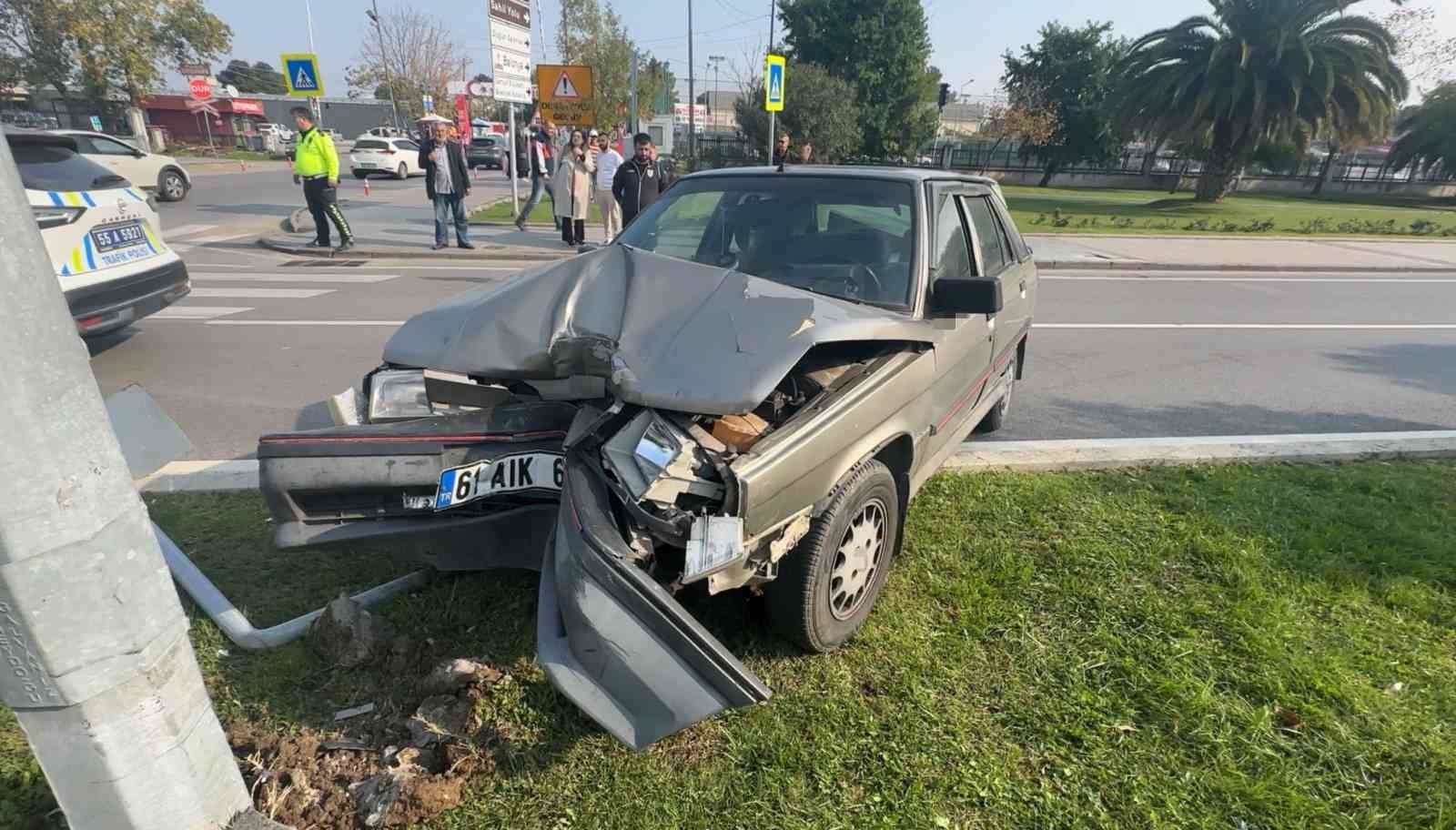 SAMSUN’DA SÜRÜCÜSÜNÜN YAYAYA ÇARPMAMAK İÇİN ANİ FREN YAPTIĞI OTOMOBİL KONTROLDEN ÇIKARAK...