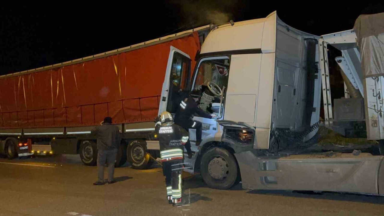 SAMSUN’DA TIRIN ÖNÜNDE SEYREDEN TIRA ARKADAN ÇARPMASI SONUCU MEYDANA GELEN TRAFİK KAZASINDA BİR...