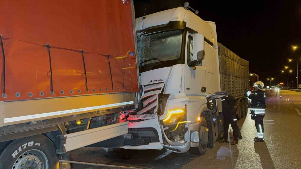 SAMSUN’DA TIRIN ÖNÜNDE SEYREDEN TIRA ARKADAN ÇARPMASI SONUCU MEYDANA GELEN  TRAFİK KAZASINDA BİR...