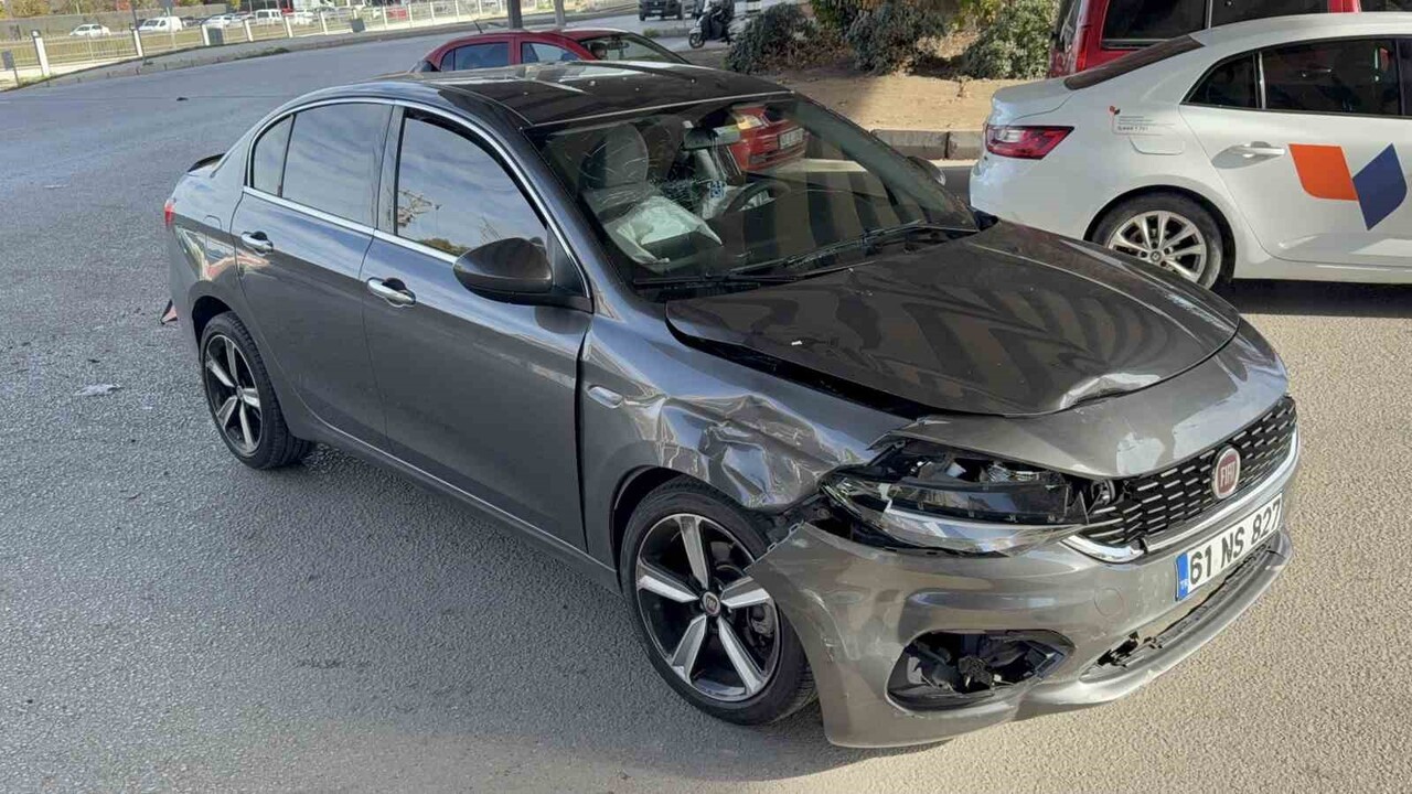 SAMSUN’DA VİYADÜK ALTI KAVŞAKTA İKİ OTOMOBİLİN ÇARPIŞTIĞI KAZADA 2 KİŞİ YARALANDI.