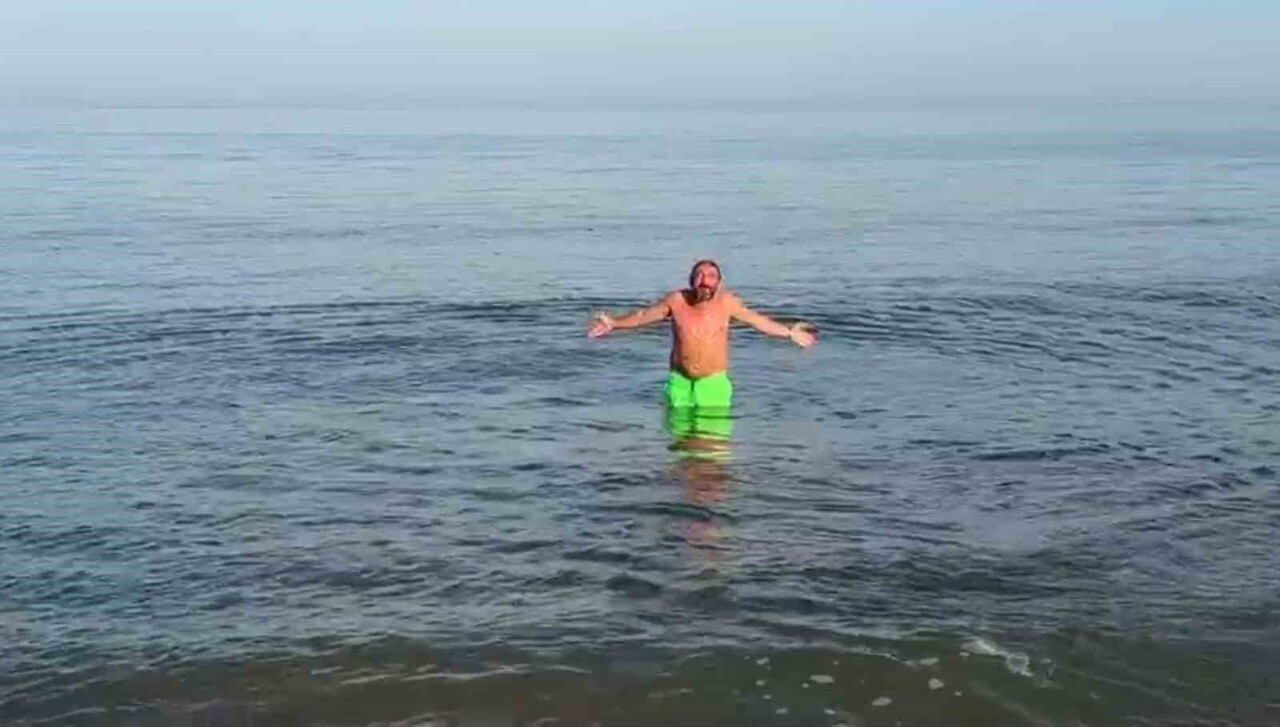 SAMSUN’UN ATAKUM İLÇESİ İNCESU MEVKİSİNDE PASTIRMA SICAKLIKLARINI FIRSAT BİLEN BİR VATANDAŞ, KASIM...