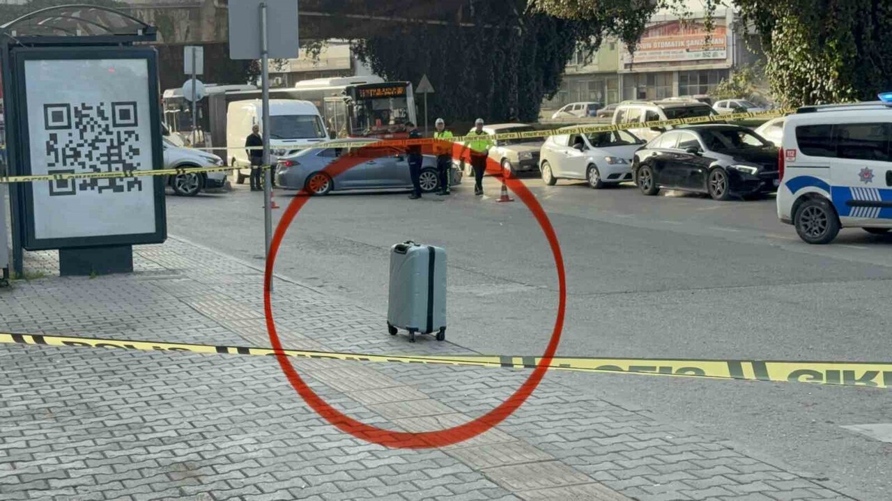 SAMSUN’UN CANİK İLÇESİNDE KALDIRIMDA FARK EDİLEN ŞÜPHELİ VALİZ, POLİS EKİPLERİNCE GÜVENLİK...