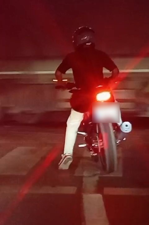 SAMSUN’UN CANİK İLÇESİNDE KIRMIZI IŞIKTA BEKLEYEN BİR MOTOSİKLET SÜRÜCÜSÜ, PATİNAJ YAPARAK LASTİK...