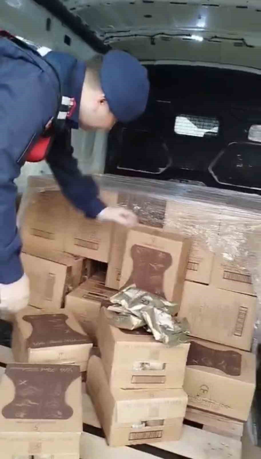 SAMSUN’UN İLKADIM İLÇESİNDE JANDARMA EKİPLERİNCE GERÇEKLEŞTİRİLEN OPERASYONDA, BİR İŞYERİNDE...