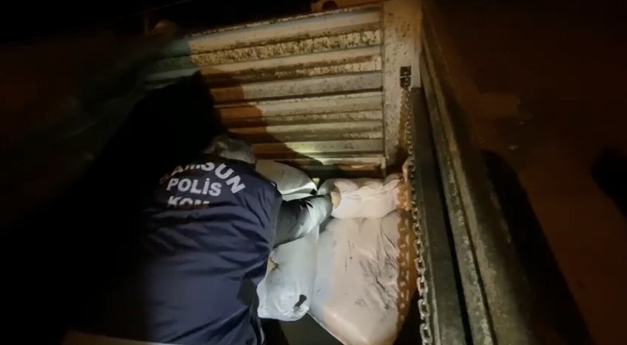 SAMSUN’UN İLKADIM İLÇESİNDE POLİS EKİPLERİNCE DURDURULAN BİR TIRDA YAPILAN KONTROLLERDE KAÇAK...