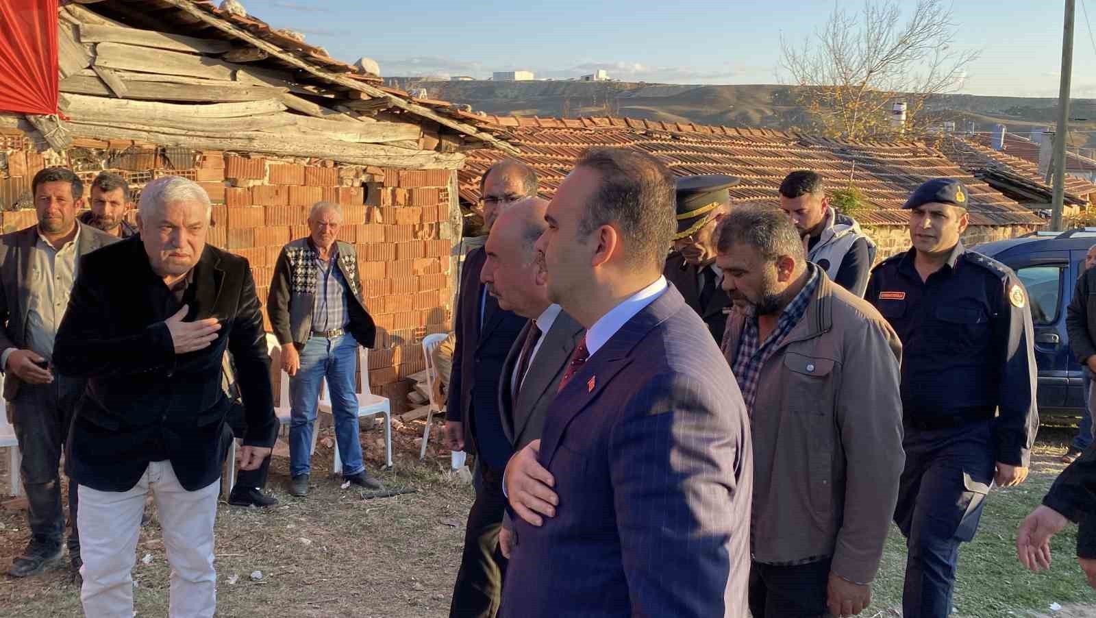 SANAYİ VE TEKNOLOJİ BAKANI'NIN ŞEHİT EVİNE GELMESİNDEN GÖRÜNTÜ