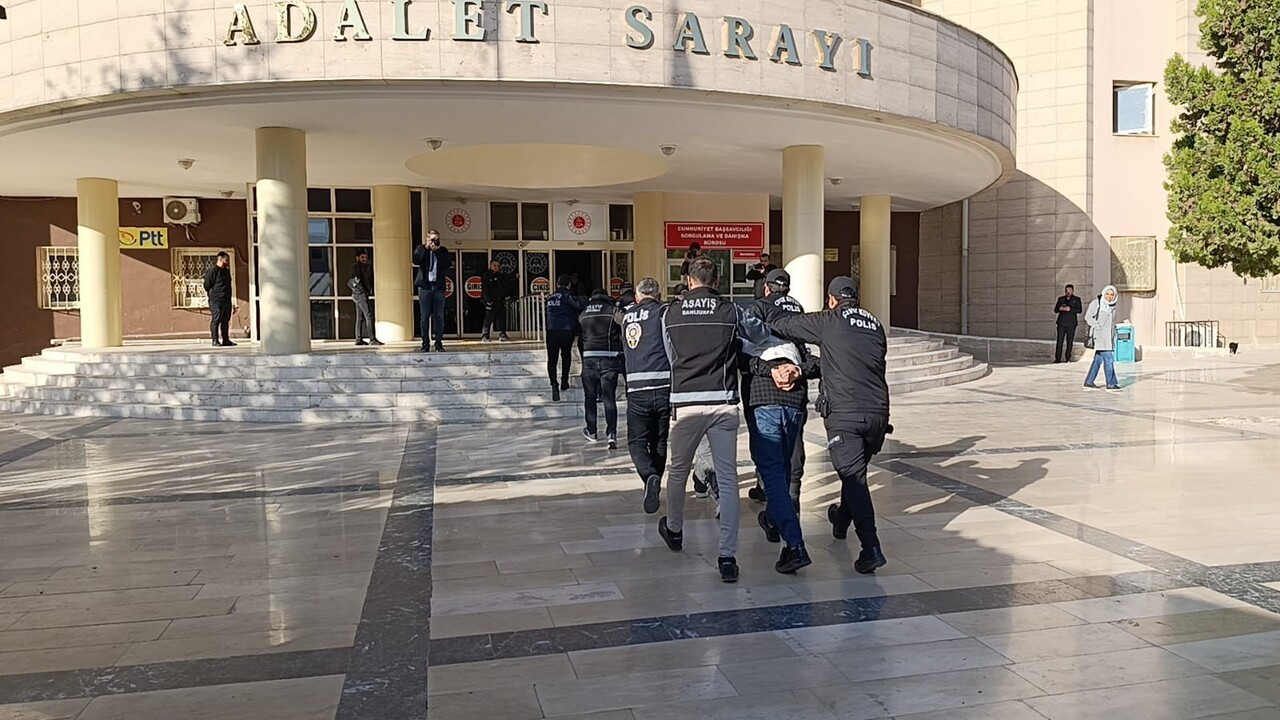 ŞANLIURFA'DA 1 KİŞİNİN ÖLDÜĞÜ SİLAHLI KAVGANIN ŞÜPHELİLERİ ADLİYEYE SEVK EDİLDİ
