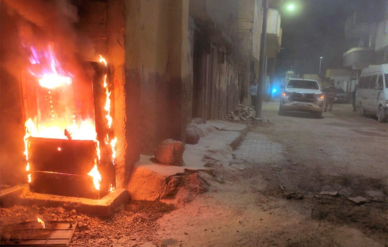 ŞANLIURFA'DA KAÇAK HAT ÇEKİLEN ELEKTRİK PANOLARI ALEV ALARAK KULLANILAMAZ HALE GELDİ. YANAN...