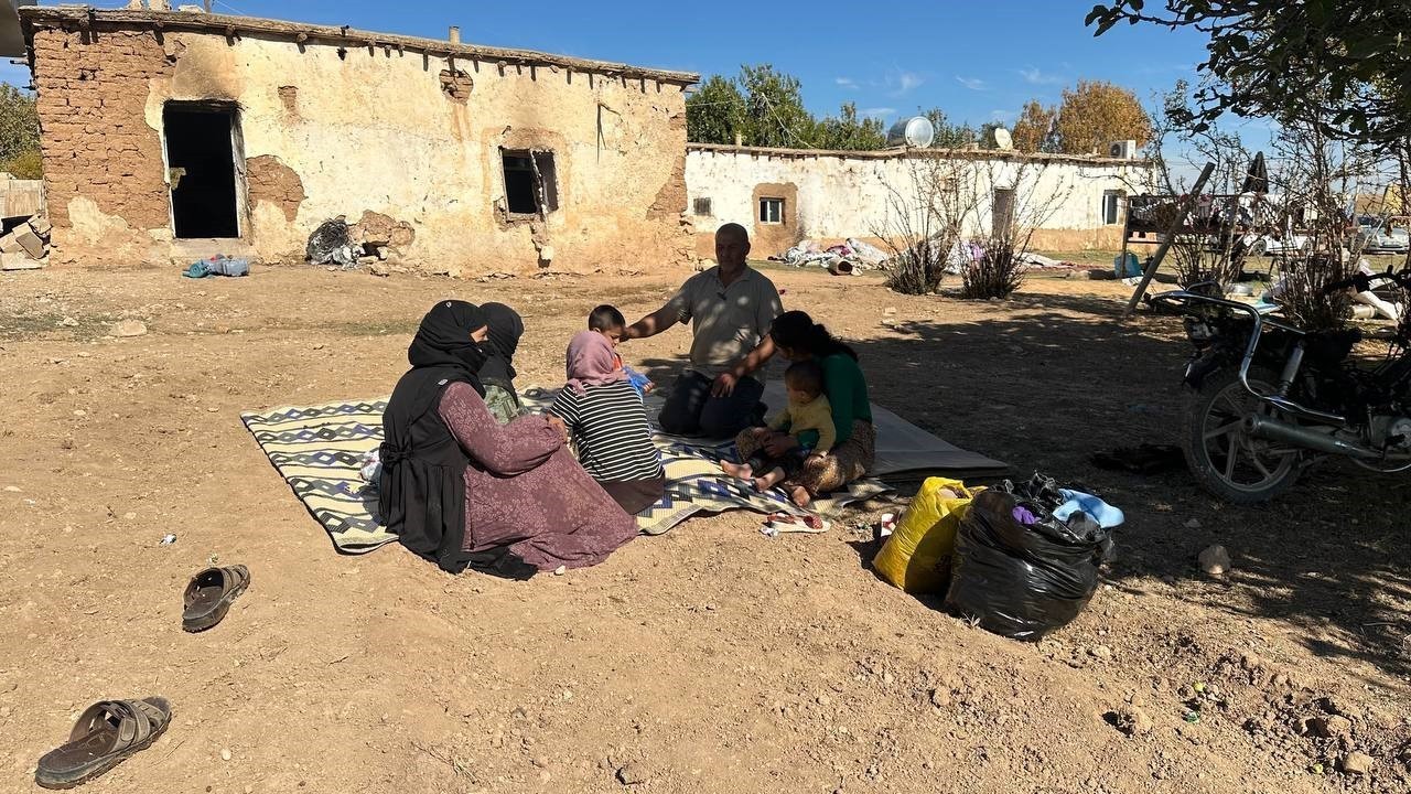 ŞANLIURFA'NIN CEYLANPINAR İLÇESİNDE YAŞAYAN 8 KİŞİLİK AİLENİN EVİ, BİLİNMEYEN NEDENLERLE ALEV...