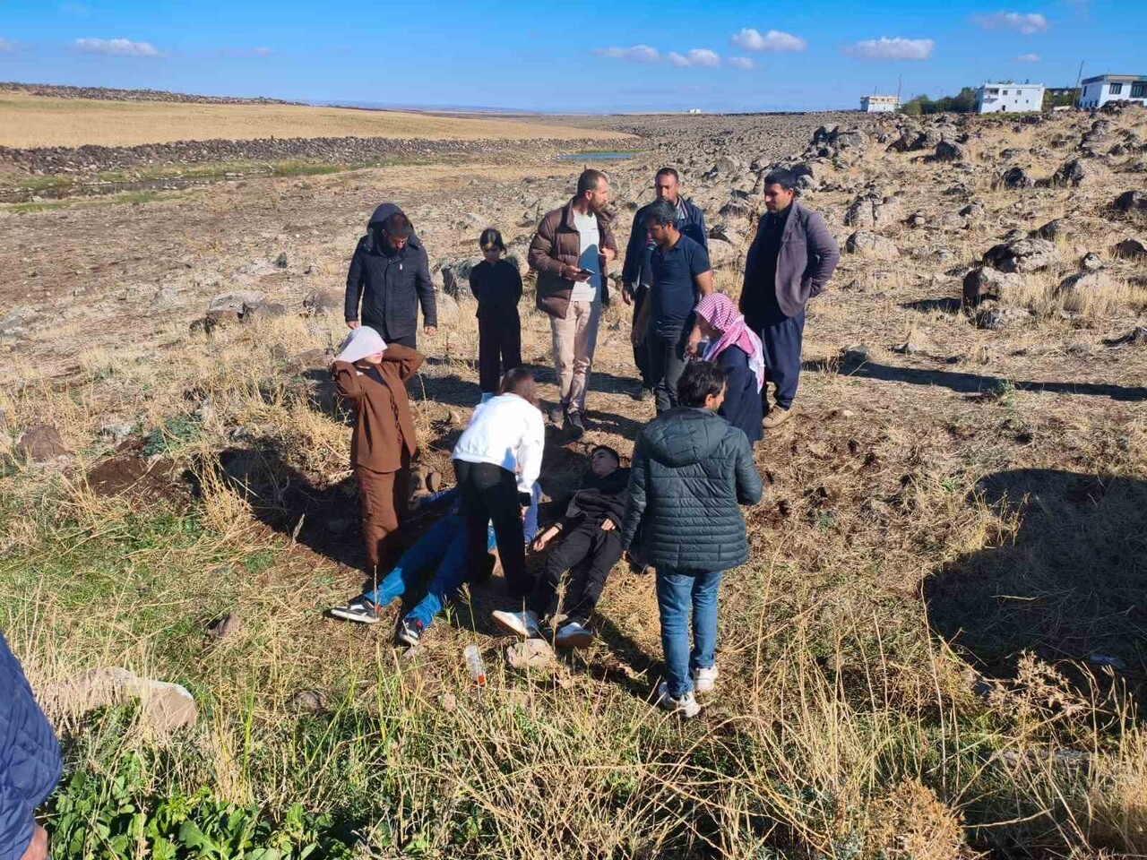 ŞANLIURFA'NIN SİVEREK İLÇESİNDE OTOMOBİLİN ŞARAMPOLE YUVARLANMASI SONUCU ARAÇTA BULUNAN AYNI...