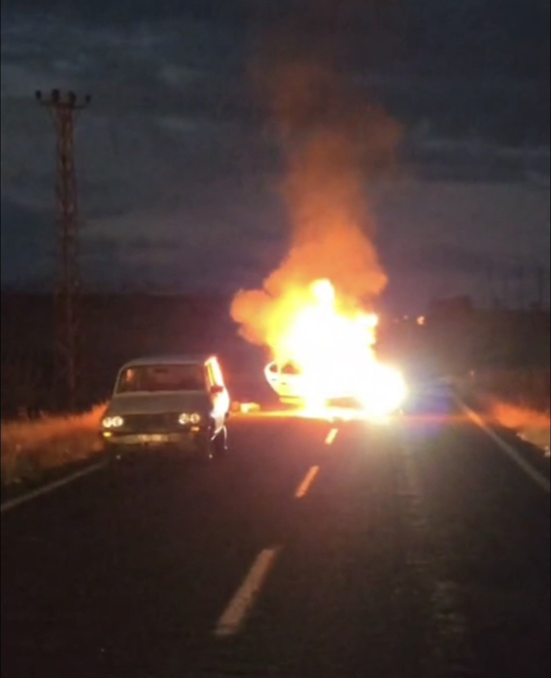 ŞANLIURFA’NIN HİLVAN İLÇESİNDE MEYDANA GELEN TRAFİK KAZASININ ARDINDAN ALEV ALAN OTOMOBİLDE ART...