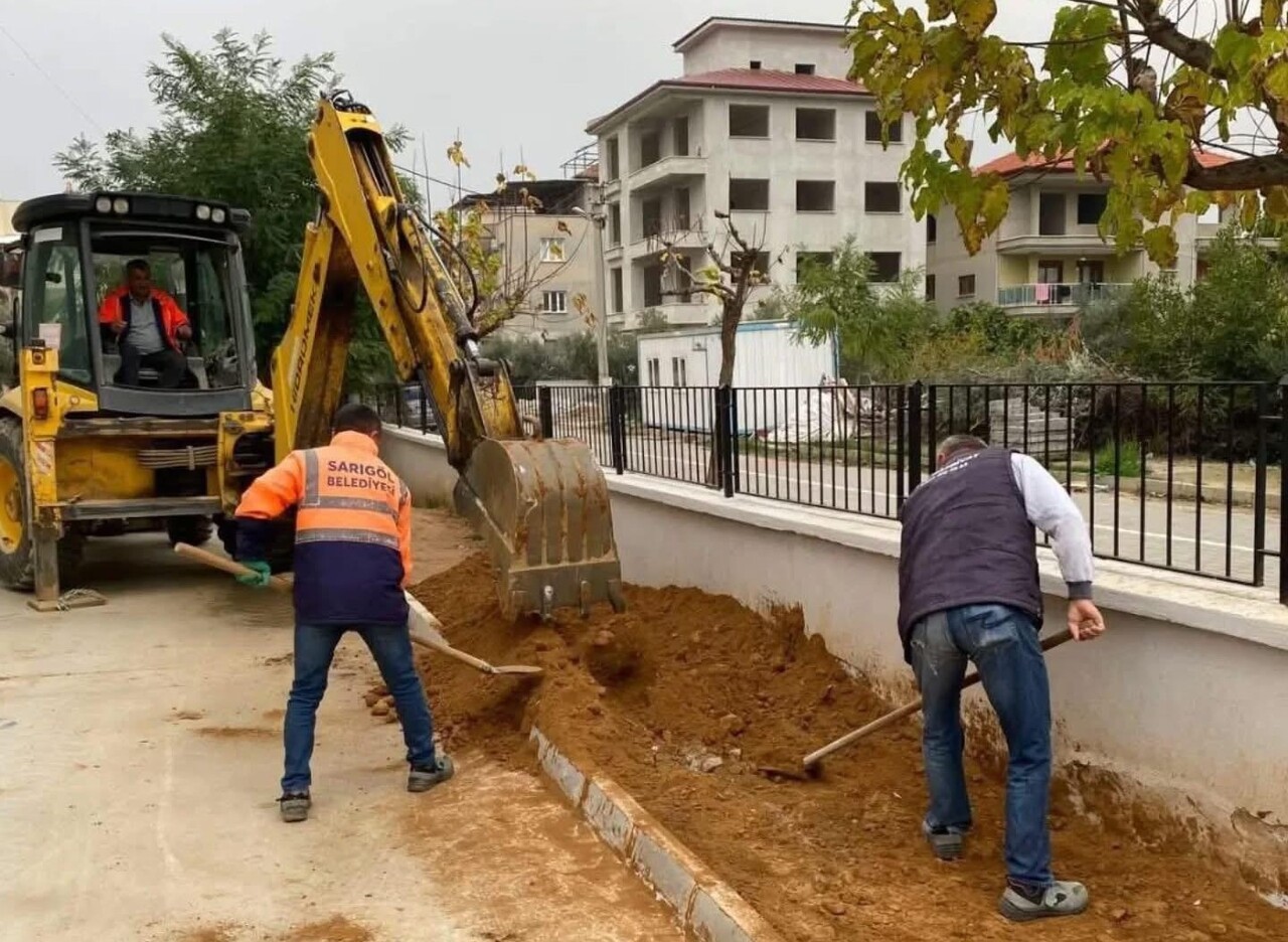 SARIGÖL DÖRT EYLÜL İLKOKULU’NDA YAPILAN ÇEVRE DÜZENLEME ÇALIŞMALARIYLA OKUL BAHÇESİ PARKE...
